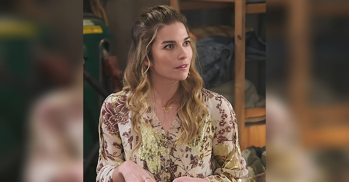 alexis rose off the shoulder dress WornOnTV: Alexis's metallic one-shoulder dress on Schitt's Creek | Annie Murphy