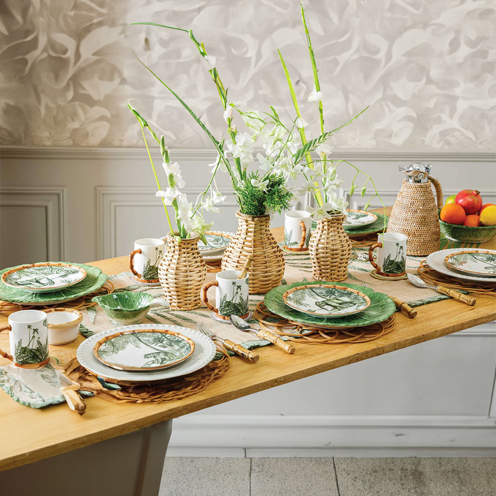 Tableware,Dishware,Serveware,Table,Porcelain,Plate,Furniture,Tablecloth,Dinnerware Set,Kitchen utensil