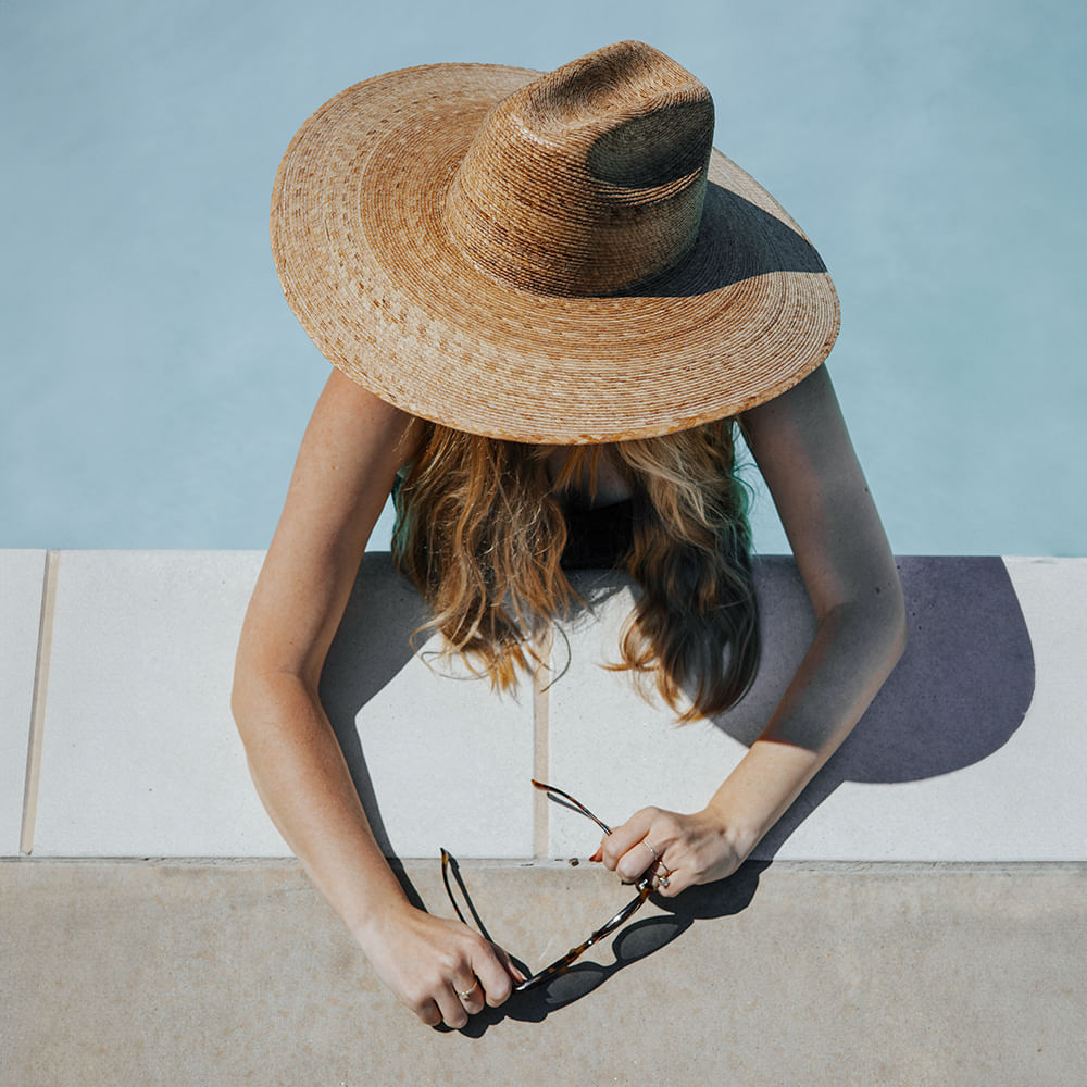 Hat,Headgear,Fashion,Sun hat,Fedora,Model,Vacation,Photo shoot,Sleeveless shirt,Fashion Model
