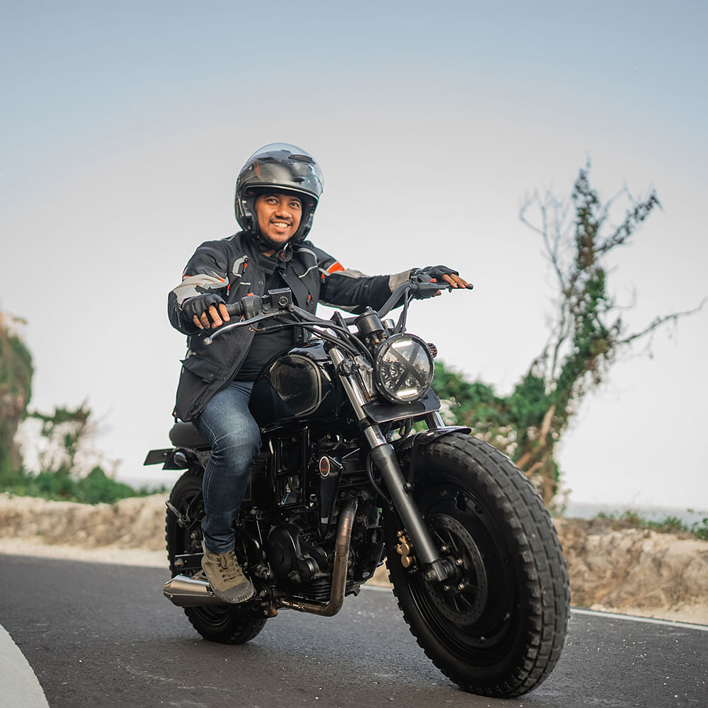 Motorcycle,Land vehicle,Vehicle,Wheel,Automotive Tire,Tire,Automotive lighting,Motor vehicle,Fuel tank,Automotive Wheel System