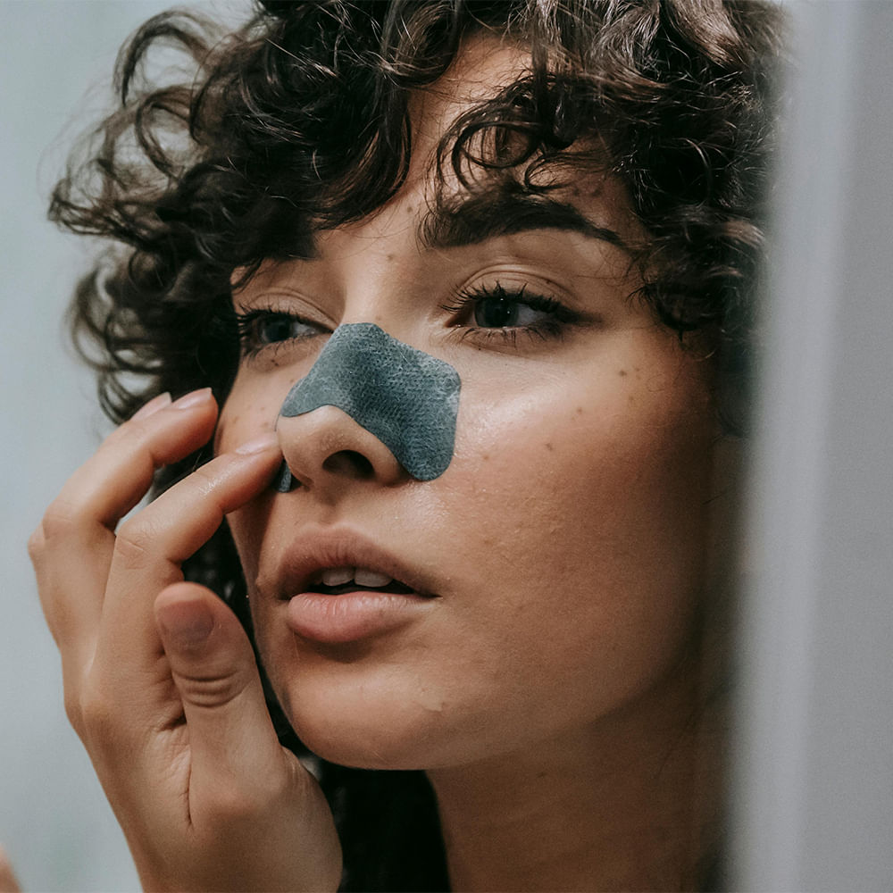 Eyebrow,Lips,Black hair,Eyelash,Cosmetics,No expression,Portrait photography,Flesh,Mask
