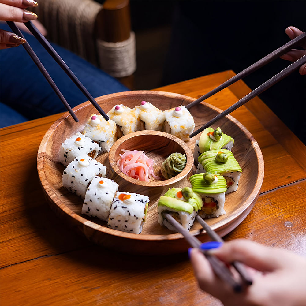 Food,Tableware,Ingredient,Sushi,Finger food,Culinary arts,Dishware,California roll,Recipe,Garnish