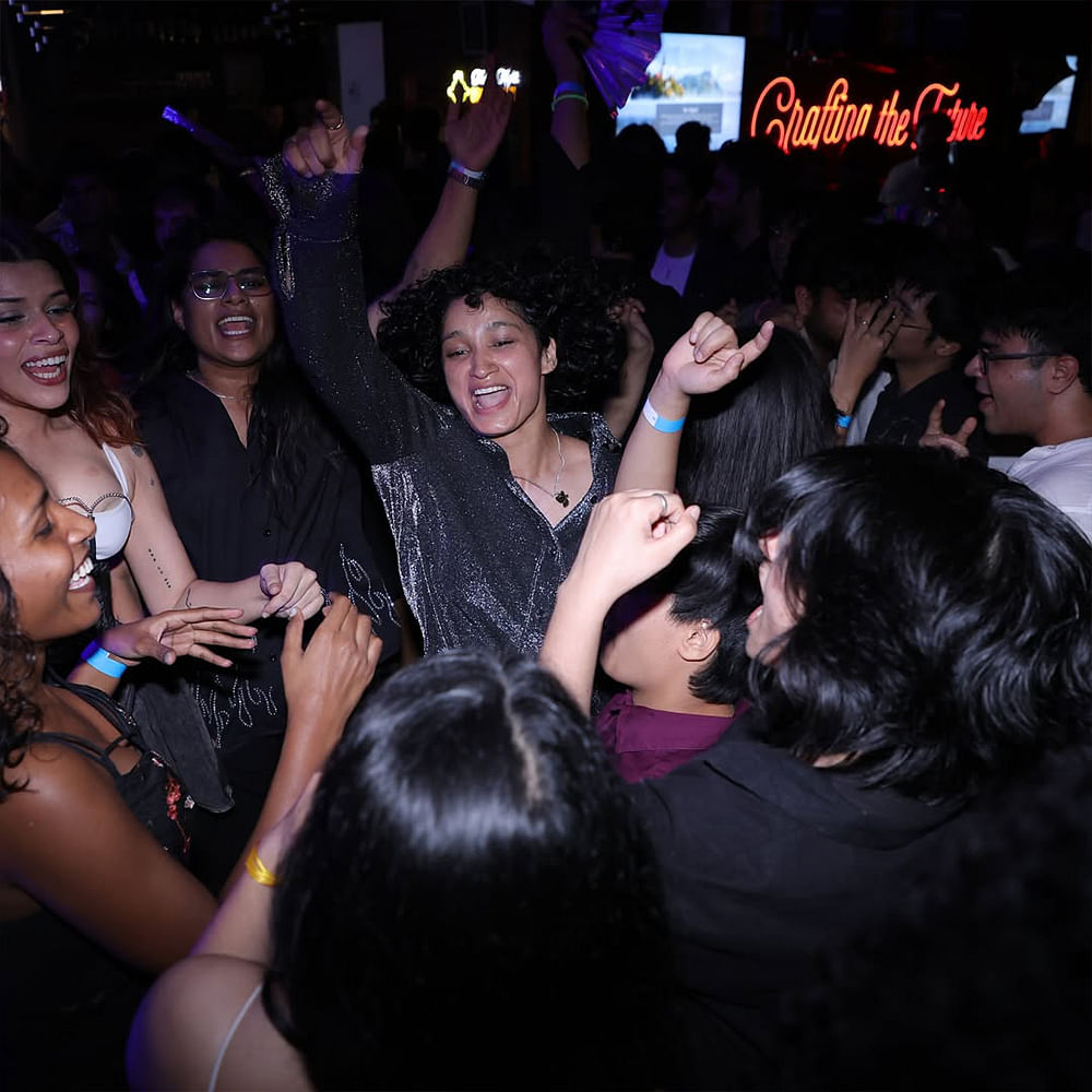 Happiness,Entertainment,Event,Smile,Fun,Party,Crowd,Wrist,Leisure,Music venue