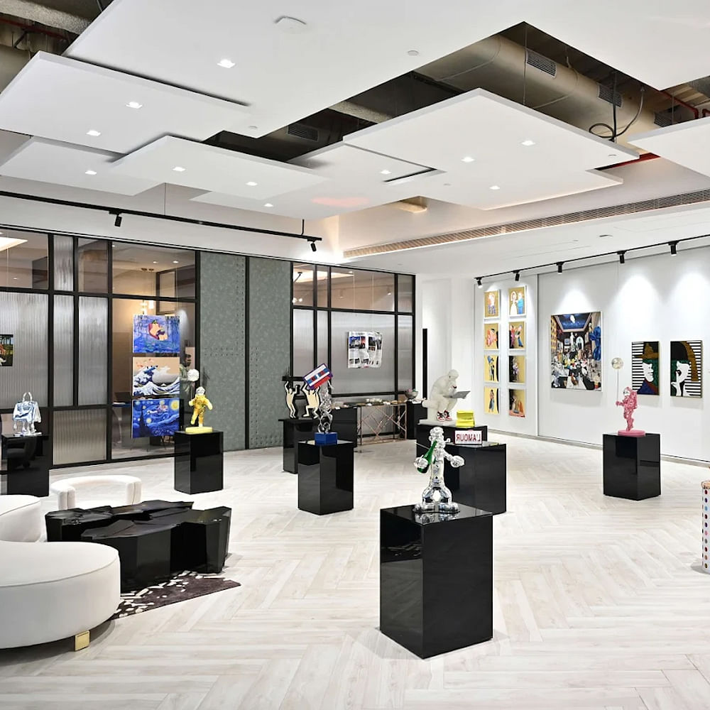 Interior design,Ceiling,Lighting,Exhibition,Retail,Display case,Light fixture,Glass,Lobby,Display window