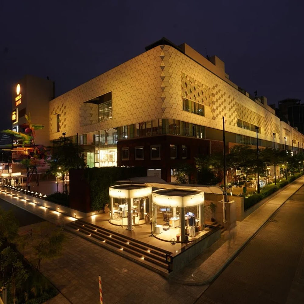 Commercial building,Condominium,Mixed-use,High-rise building,Headquarters,Hotel,Night,Corporate headquarters