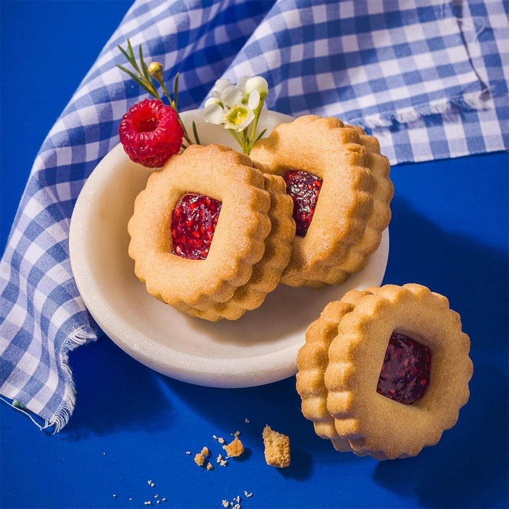 Food,Finger food,Dessert,Ingredient,Jammie Dodgers,Cookies and Crackers,Biscuit,Bredele,Baking,Recipe