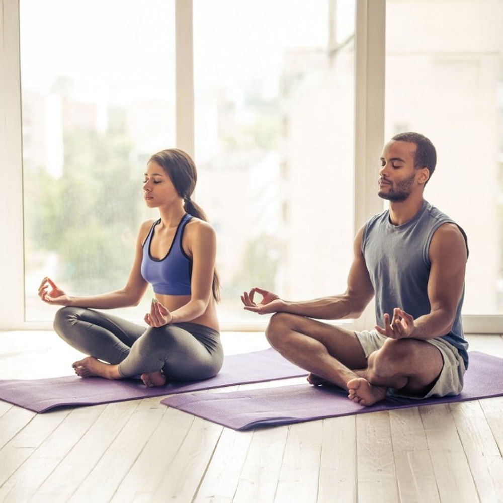 Physical fitness,Exercise,Yoga,Sportswear,Knee,Wrist,Elbow,Sitting,Yoga pants,Yoga mat