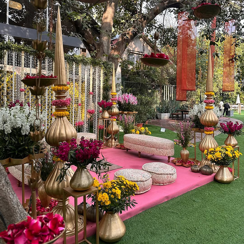 Garden,Decoration,Flower Arranging,Flowerpot,Yard,Floral design,Floristry,Houseplant,Carpet,Palm trees