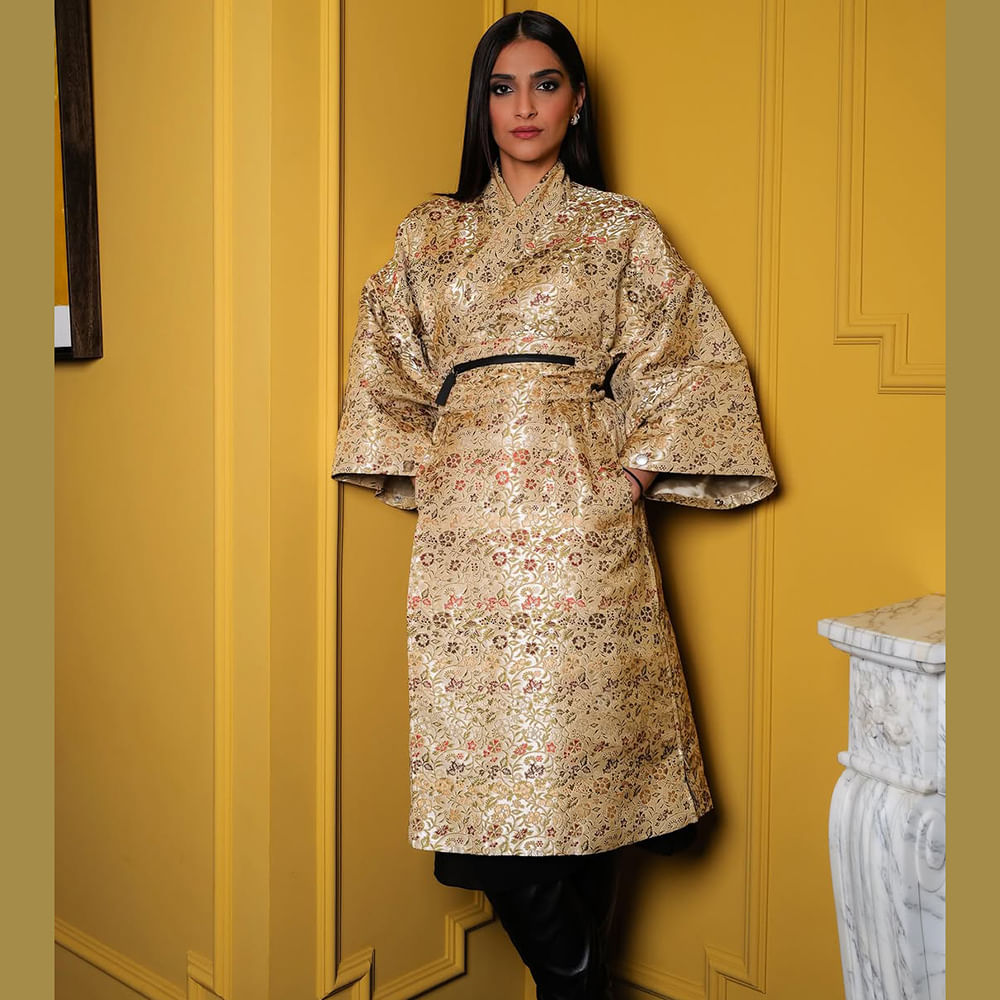 Sleeve,Fashion,Textile,Dress,Formal wear,Waist,Fashion design,Silk,Costume,Model