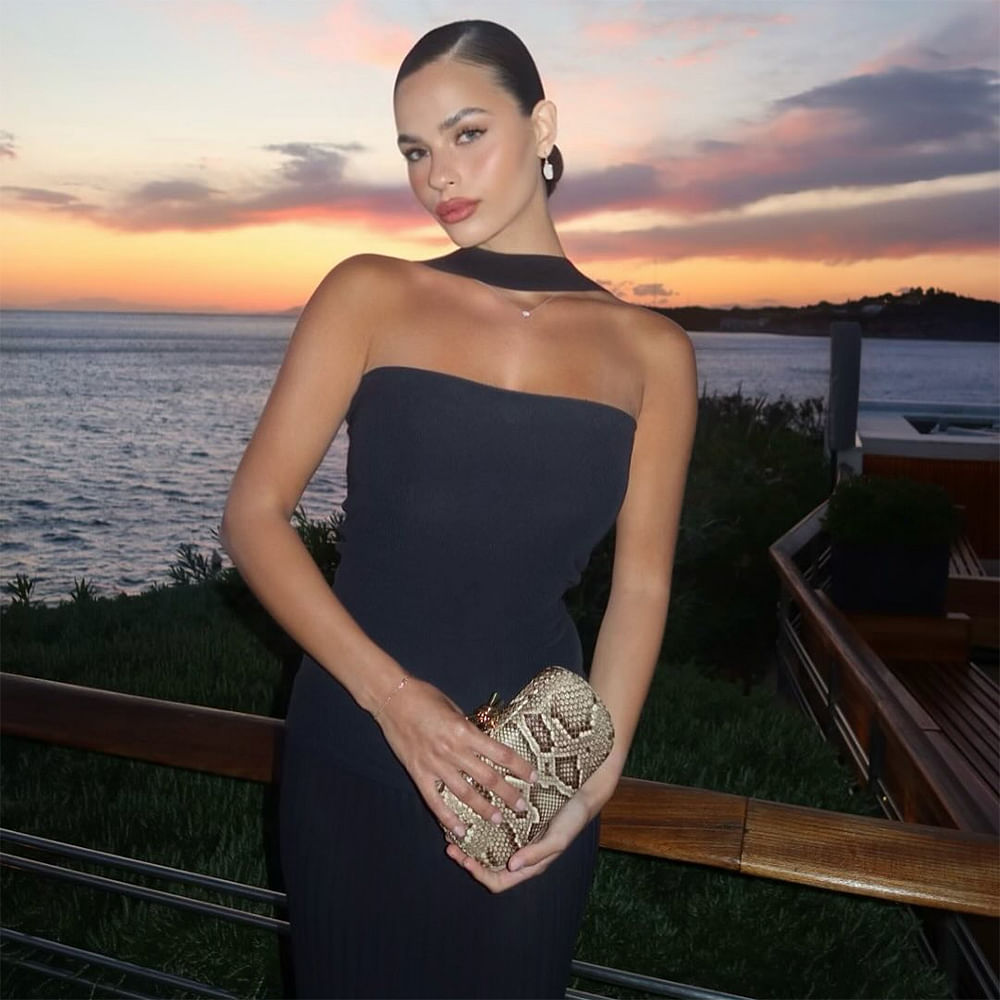 Shoulder,Fashion,Formal wear,Dress,Strapless dress,Day Dress,One-piece garment,Waist,Fashion Model,Cocktail dress