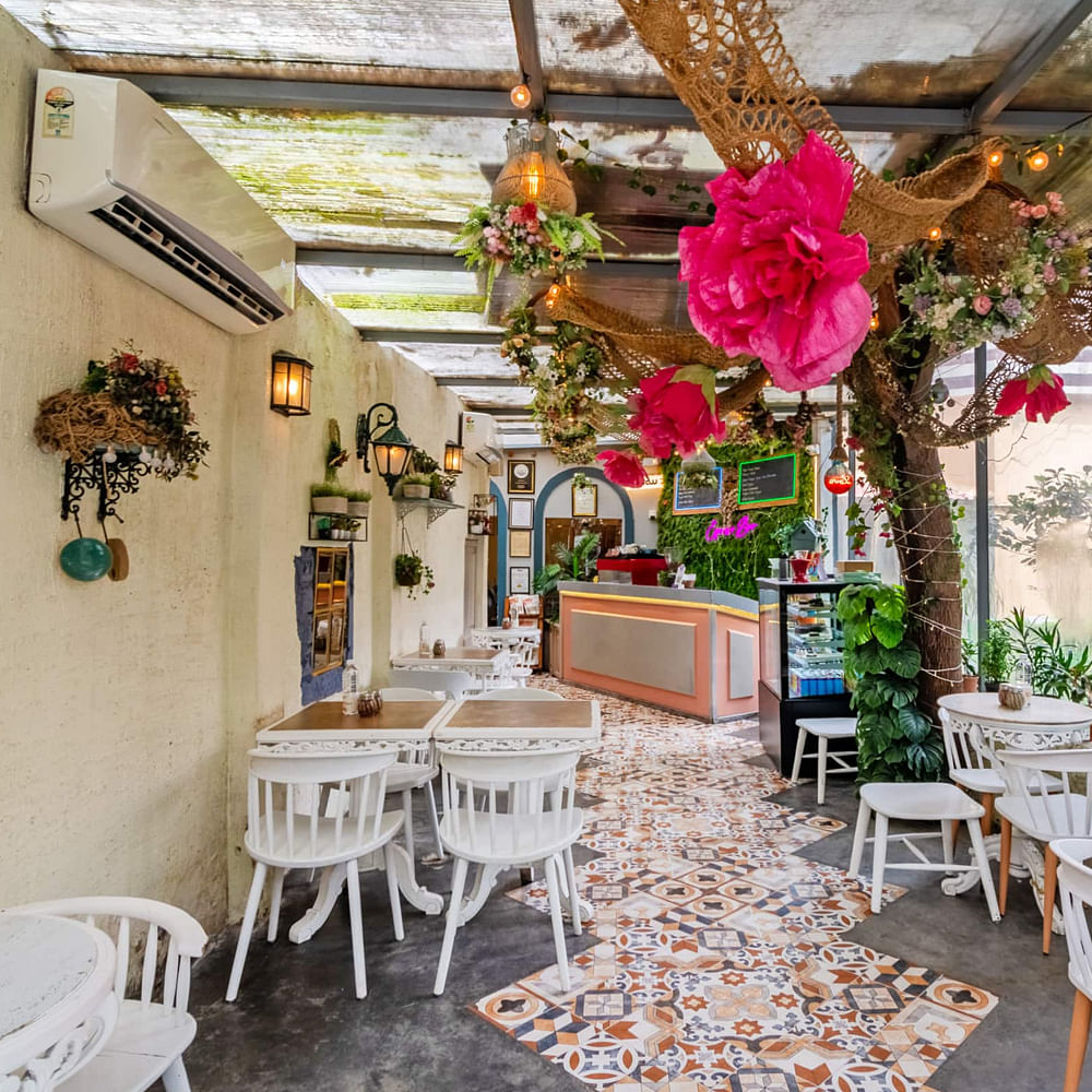 Interior design,Restaurant,Chair,Floral design,Flower Arranging,Houseplant,Decoration,Floristry,Cut flowers,Flowerpot