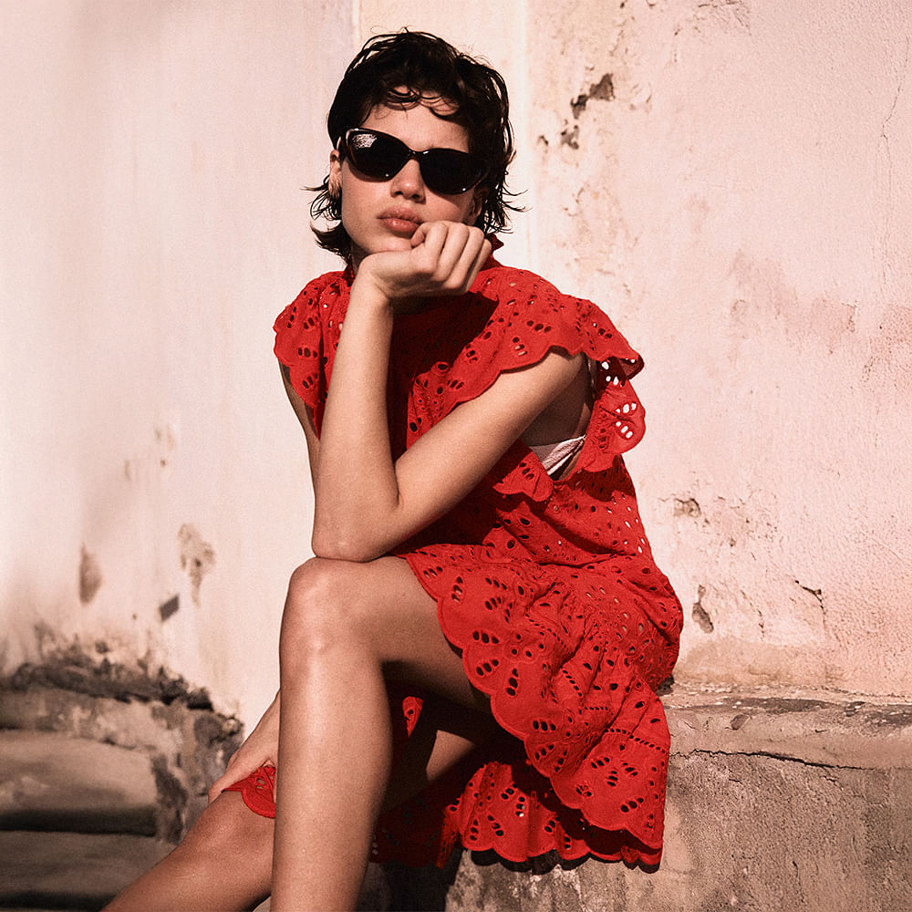Red,Fashion,Dress,One-piece garment,Day Dress,Waist,Foot,Sandal,Fashion Model,Cocktail dress