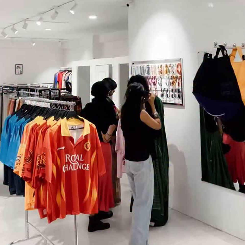 Sportswear,Retail,Clothes hanger,Active Shirt,Boutique,Outlet store,Cleanliness