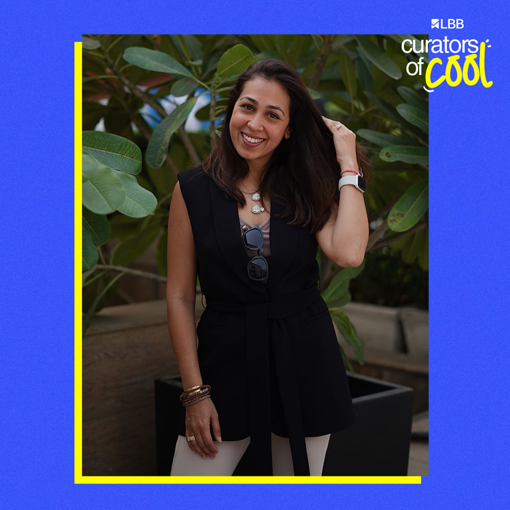 Smile,Happiness,Beauty,Facial expression,Jewellery,Black hair,Tooth,Long hair,Waist,Necklace