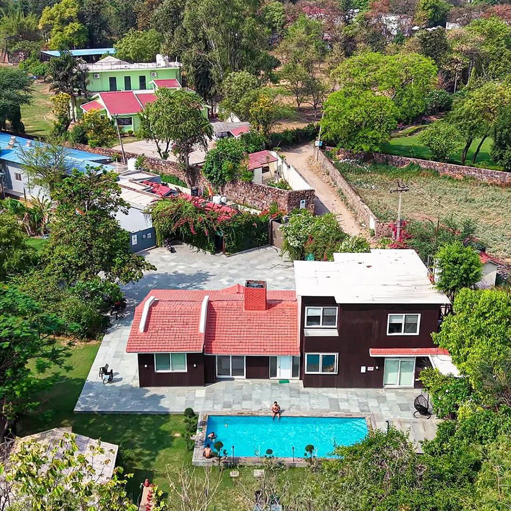 Residential area,House,Home,Roof,Estate,Cottage,Suburb,Lawn,Garden,Landscaping