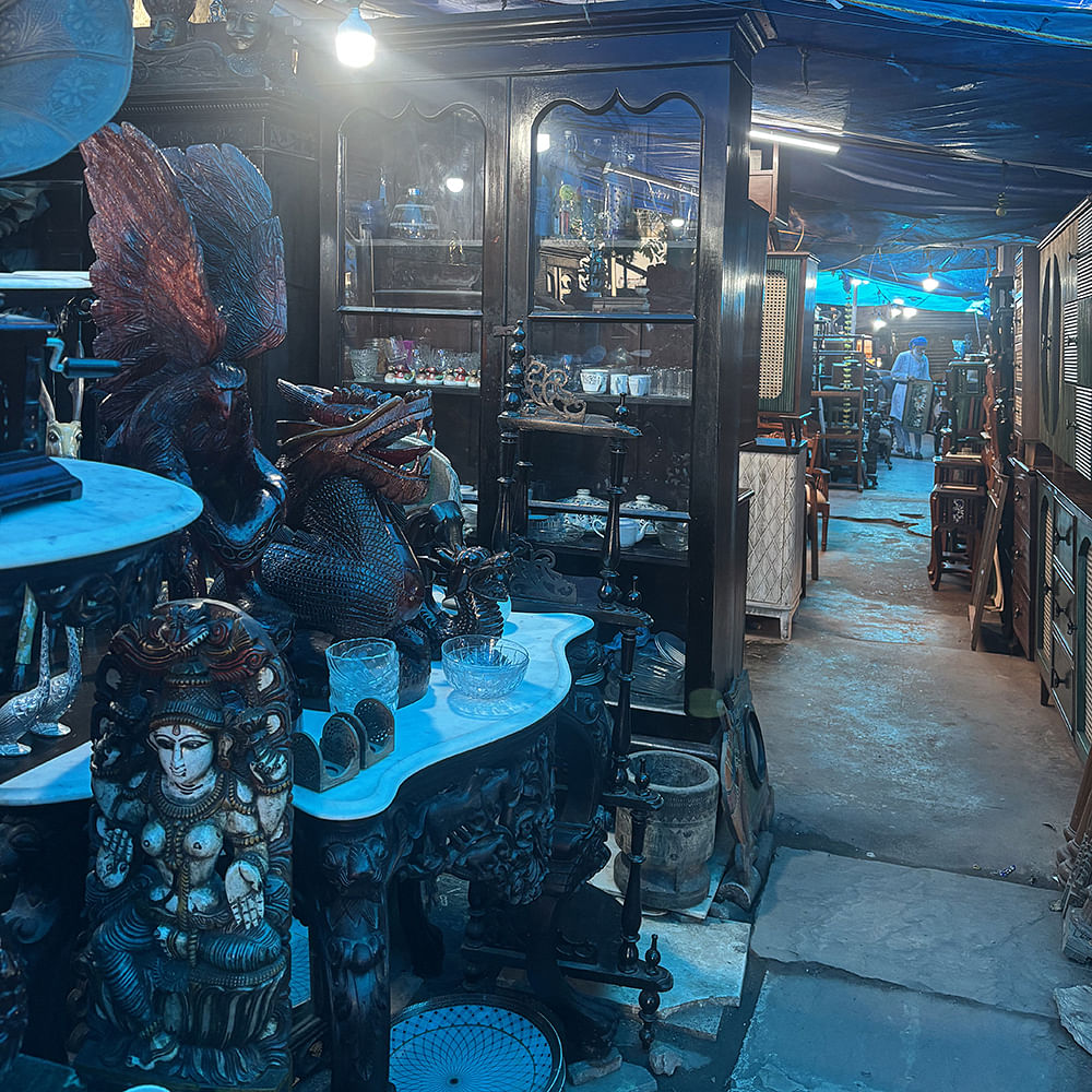 Lighting,Glass,Light fixture,Display case,Display window,Antique,Retail,Collection,Collectable