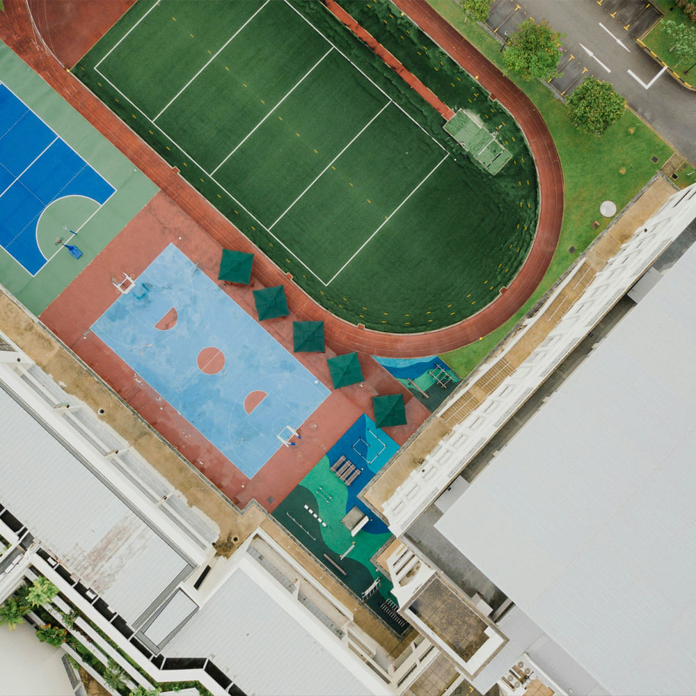 Sports venue,Human settlement,Aerial photography,Bird's-eye view,Artificial turf,Stadium,Cityscape,Tennis court,High-rise building,Basketball court