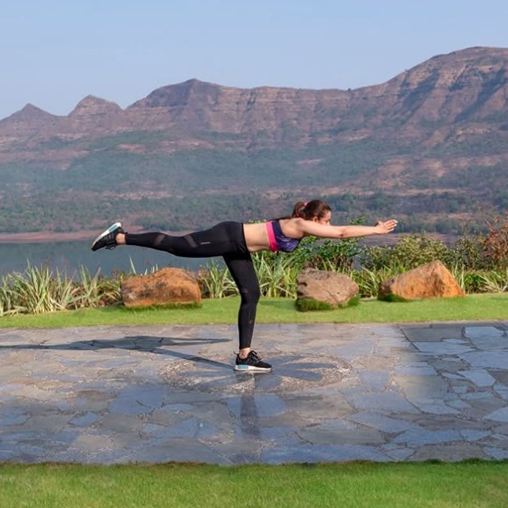 Physical fitness,Exercise,Yoga,Sportswear,Yoga pants,Active Pants,People in nature,Knee,Stretching,Leisure