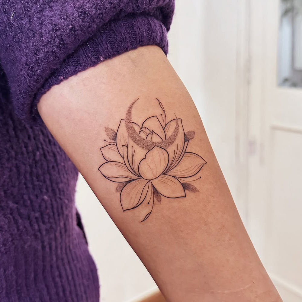 Tattoo,Lotus,Nelumbonaceae,Nymphaea nelumbo,Petal,Thigh,Calf,Temporary tattoo,Proteales,Human back