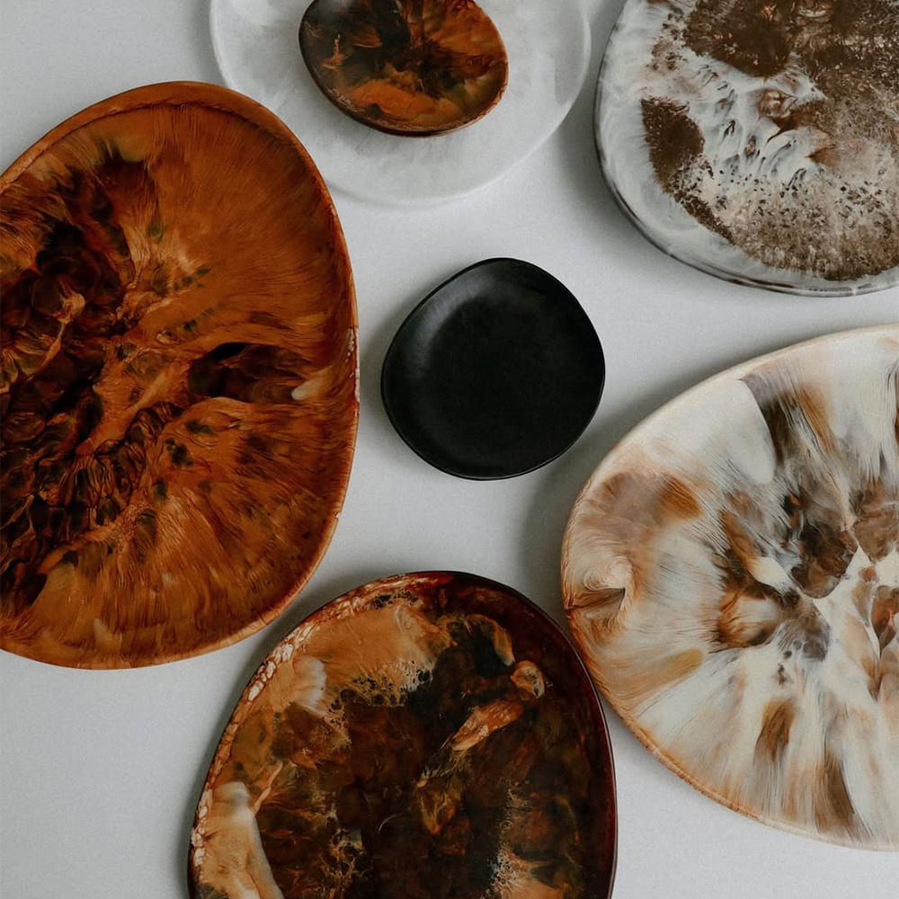 Dishware,Serveware,Natural material,Porcelain,Plate,Platter,Ceramic,Saucer,Pottery,Oval