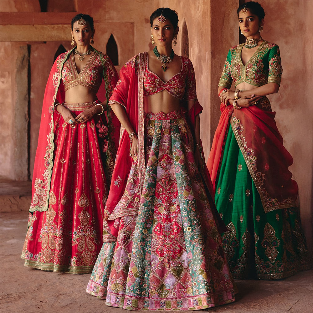 Textile,Tradition,Sari,Fashion design,Silk,Design,Bridal Clothing,Embroidery,Fashion Model,Pattern