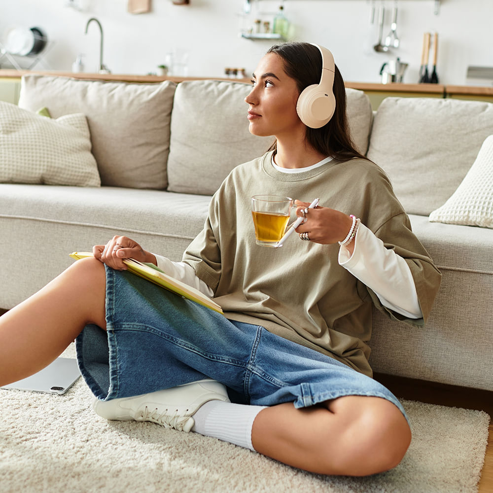 Audio equipment,Electronic device,Headphones,Gadget,Headset,Hearing,Abdomen,Stomach