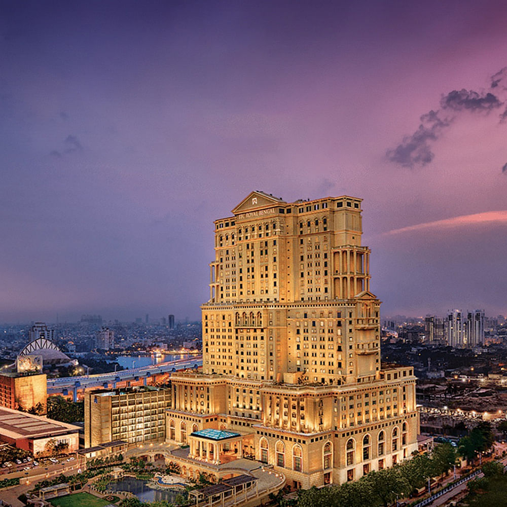 City,Urban area,Metropolitan area,Landmark,High-rise building,Metropolis,Night,Commercial building,Skyscraper,Condominium