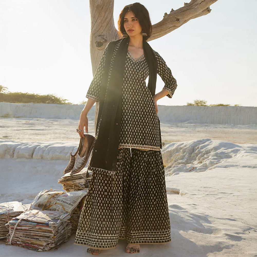 Sleeve,Fashion,Textile,Fashion Model,Model,Waist,Photo shoot,Fashion design,Long hair,Vintage clothing