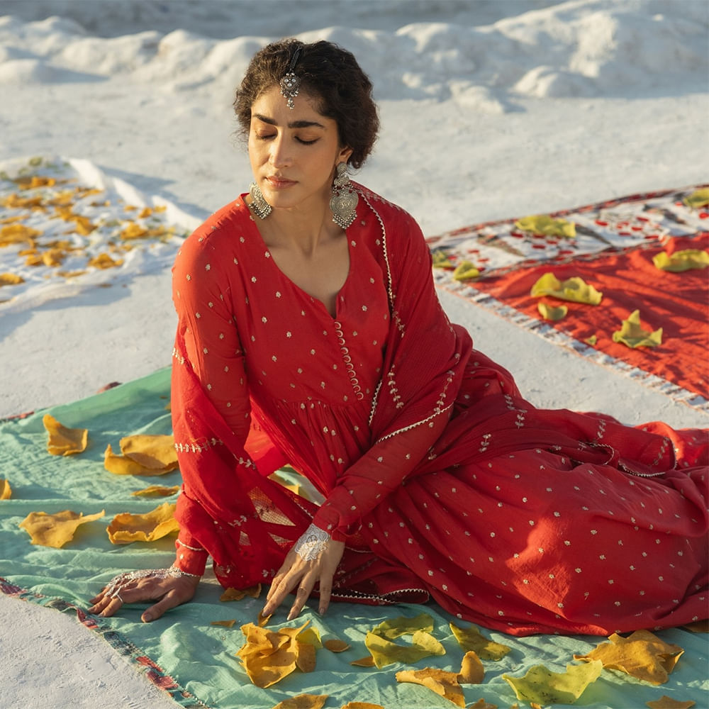 Fashion,Textile,Sari,Fashion design,Photo shoot,Silk,Shawl,Pattern,Model,One-piece garment