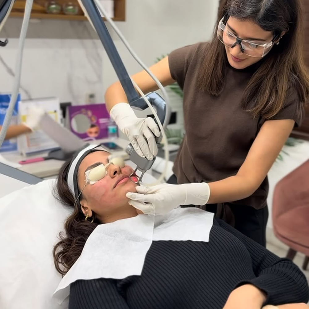 Tooth,Patient,Medical procedure,Medical,Health Professional,Clinic,Dentistry,Medical equipment,Health Care,Dental hygienist