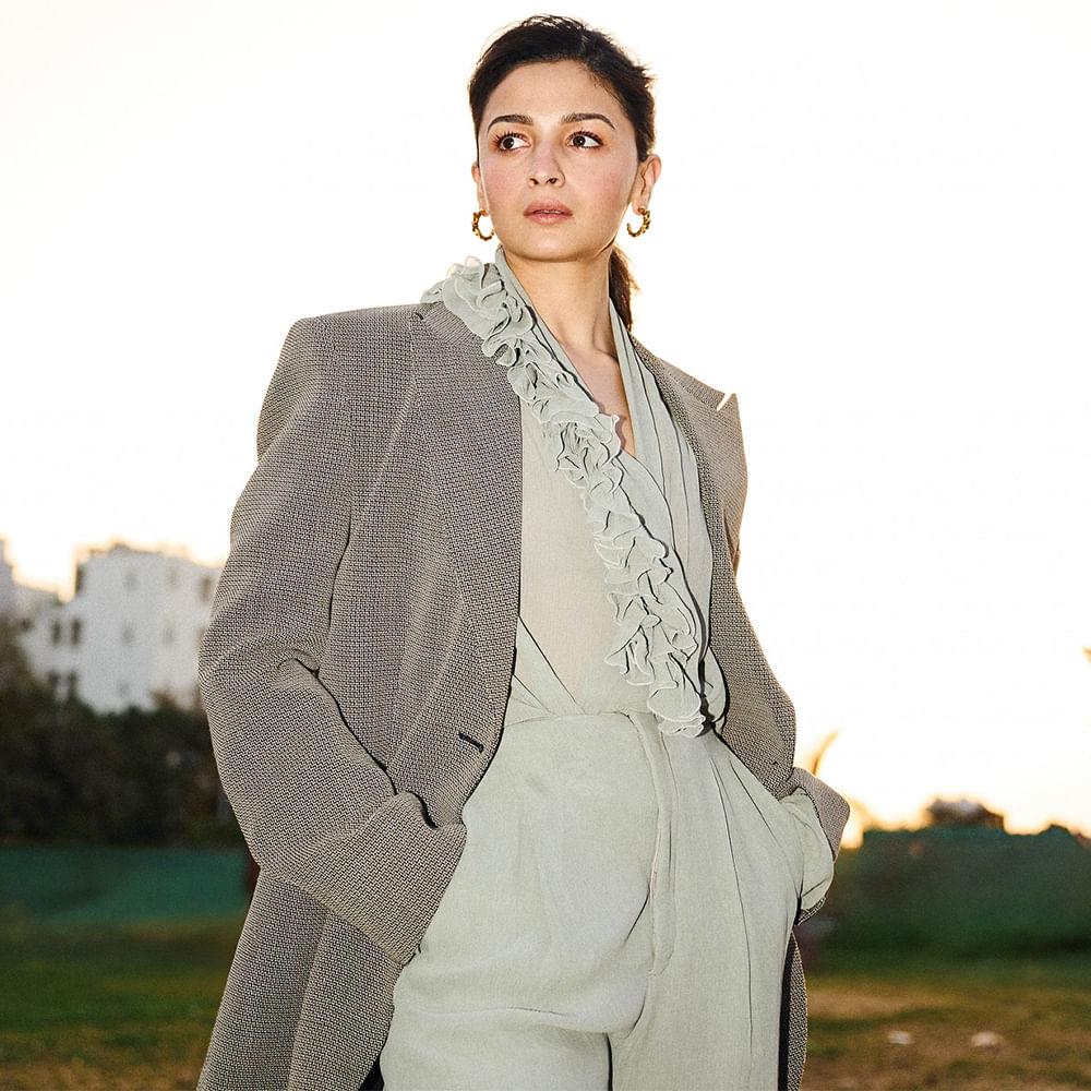 Sleeve,Collar,Fashion,Blazer,Fashion Model,Button,Formal wear,Grey,Model,Pantsuit