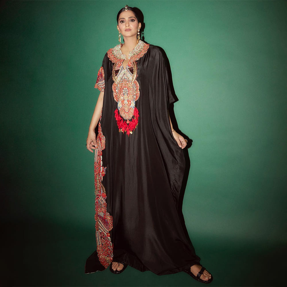 Fashion,Fashion design,One-piece garment,Embroidery,Design,Motif,Haute couture,Gown