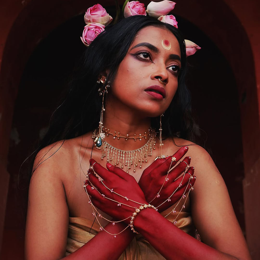 Lips,Beauty,Jewellery,Fashion,Eyelash,Body Jewelry,Black hair,Cosmetics,Fashion Model,Earring