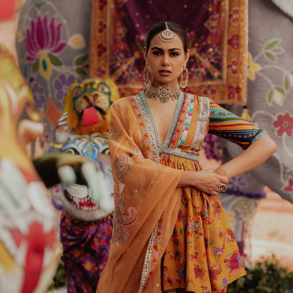 Neck,Textile,Fashion,Fashion design,Sari,One-piece garment,Embroidery,Torso,Day Dress,Design