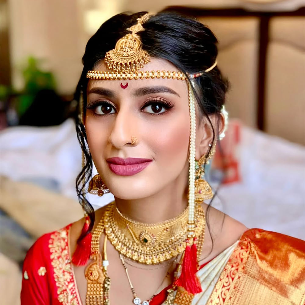 Lips,Smile,Hairstyle,Beauty,Temple,Makeover,Jewellery,Neck,Bride,Facial expression