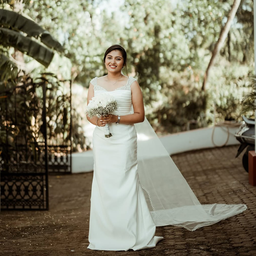 Photograph,Flower,Flower bouquet,White,Beauty,Petal,Wedding dress,Bride,Dress,Floristry