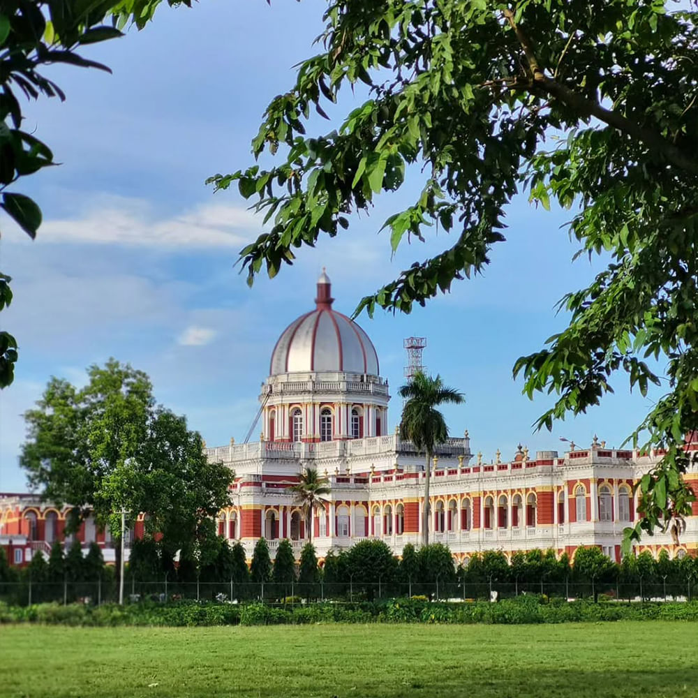 Dome,Landmark,Dome,Palace,Tourist attraction,Garden,Classical architecture,Lawn,Byzantine architecture,Official residence