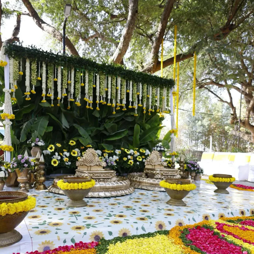 Flower,Yellow,Petal,Floristry,Flower Arranging,Spring,Garden,Floral design,Cut flowers,Decoration