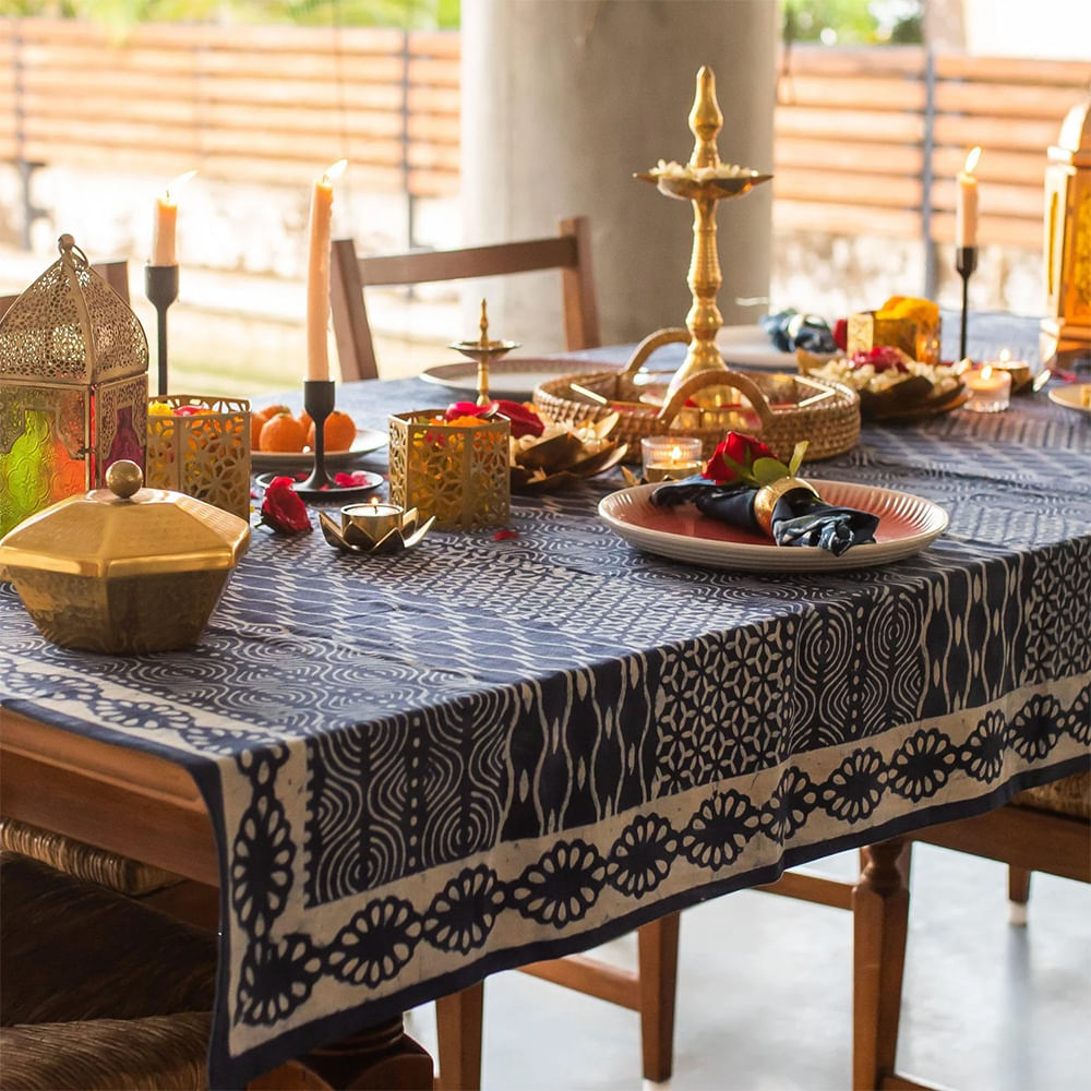Tablecloth,Linens,Furniture,Textile,Tableware,Table,Serveware,Dishware,Placemat,Porcelain