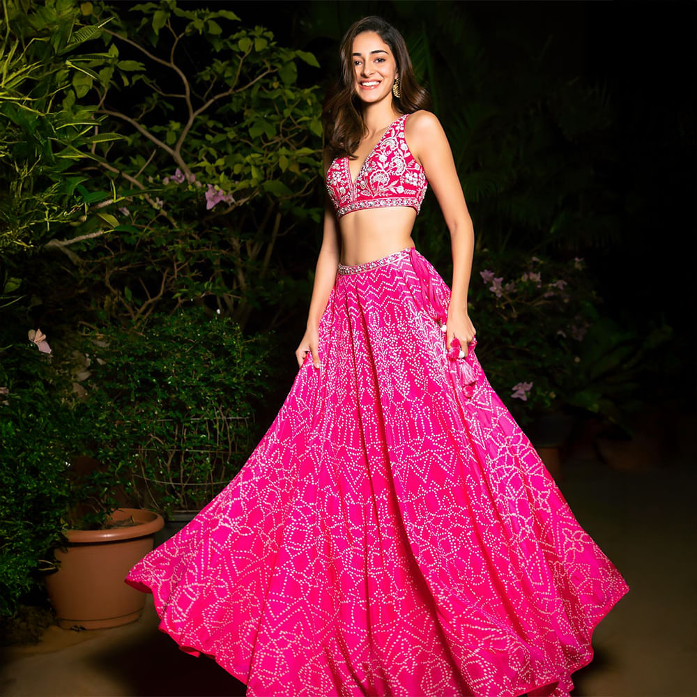 Pink,Formal wear,Waist,Fashion design,Haute couture,Model,Crop top,Fashion Model,Abdomen,Gown