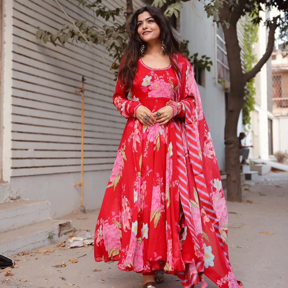 Red,Neck,Fashion,Textile,Pink,Long hair,Waist,Fashion Model,Model,Fashion design