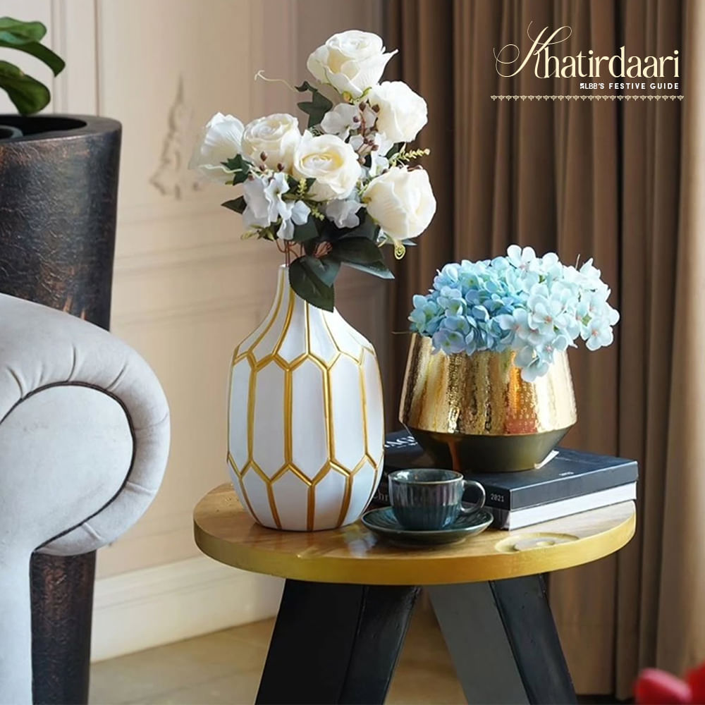 Vase,Flowerpot,Porcelain,Flower bouquet,Artifact,Houseplant,Pottery,Artificial flower,Ceramic,Centrepiece