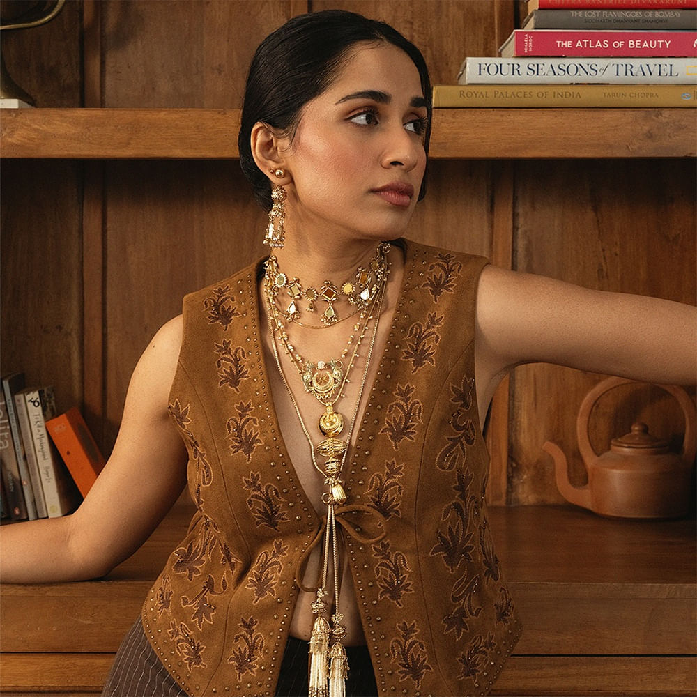 Neck,Jewellery,Fashion,Necklace,Earring,Fashion design,Natural material,Makeover,Fashion Model,Body Jewelry