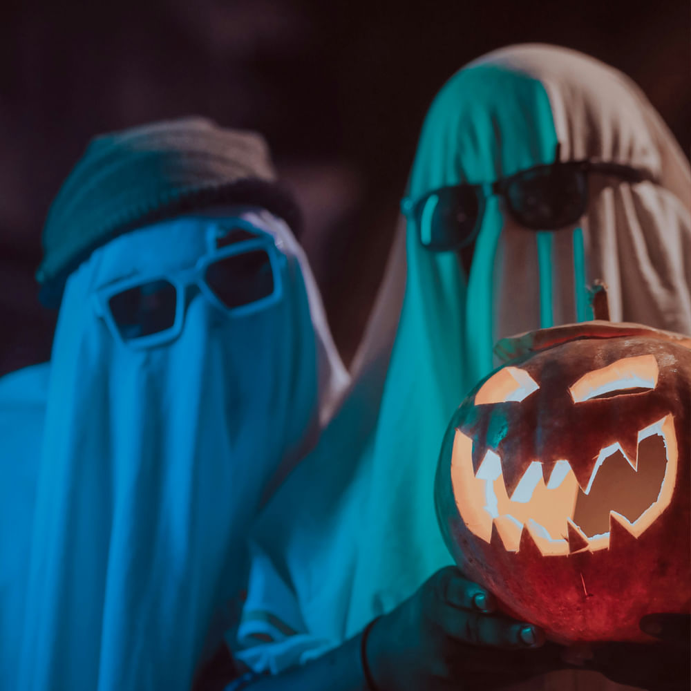 Fictional character,Mask,Night,Costume,Jack-o'-lantern,Trick-or-treating,Squash,Vegetable,Calabaza