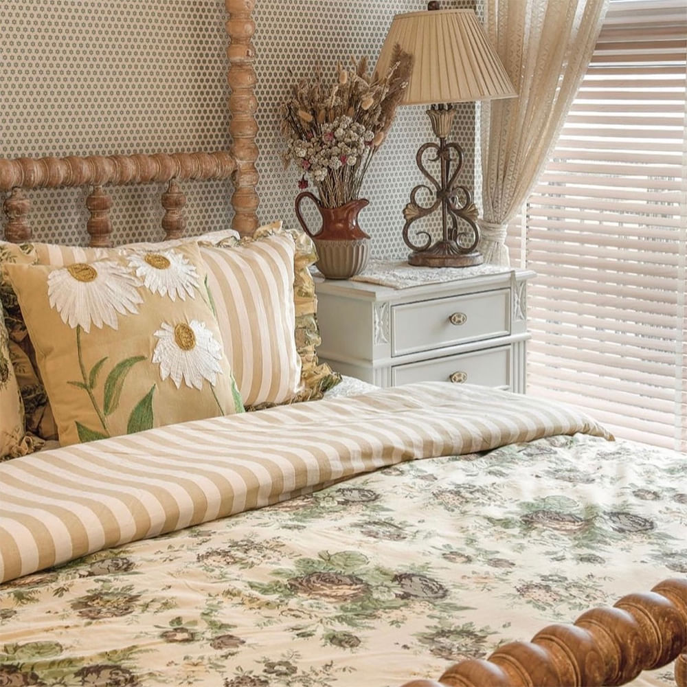 Bed,Furniture,Bedroom,Interior design,Bedding,Wood,Linens,Bed sheet,Textile,Throw pillow