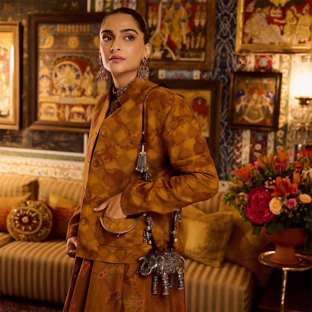 Fashion,Textile,Fashion design,Bag,Fashion Model,Silk,Model,Vintage clothing,Velvet,Pattern