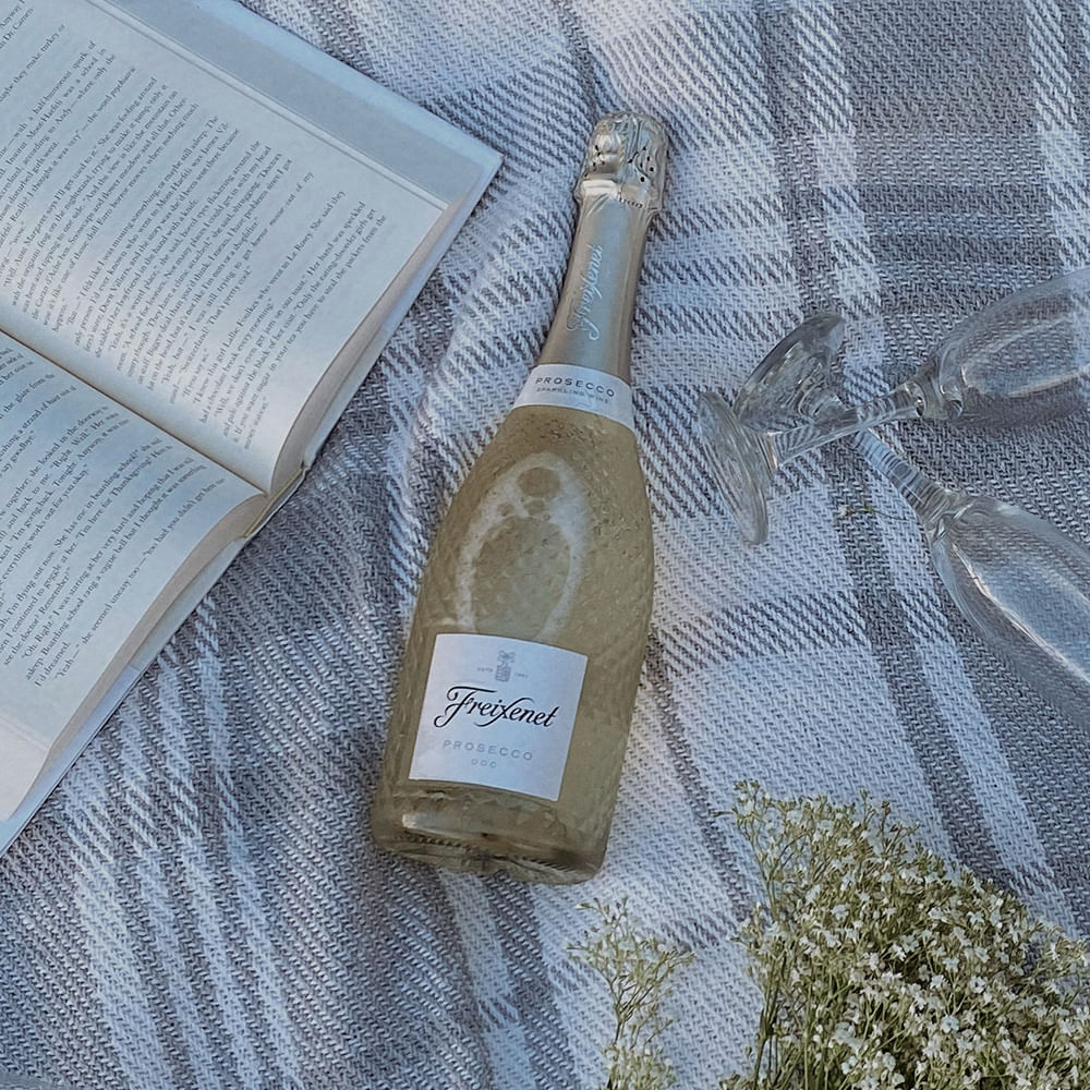 Bottle,Alcoholic drink,Liquid,Glass bottle,Champagne,Alcohol,Wine bottle,Liquor,Label,Barware