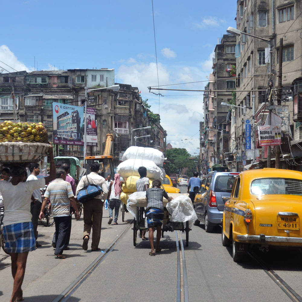 Mode of transport,Transport,Motor vehicle,Road,Street,City,Neighbourhood,Pedestrian,Asphalt,Thoroughfare