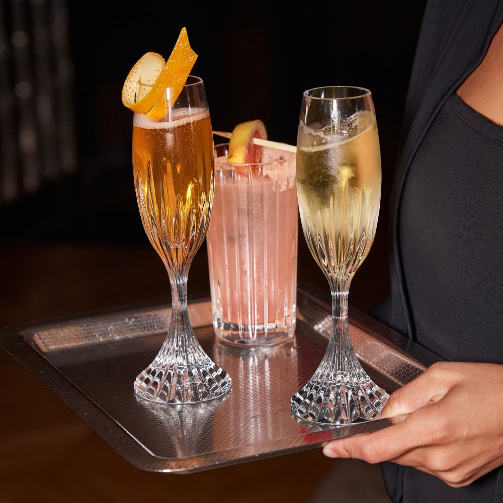 Tableware,Stemware,Drinkware,Barware,Champagne glass,Wine glass,Serveware,Cocktail,Alcoholic drink,Glass