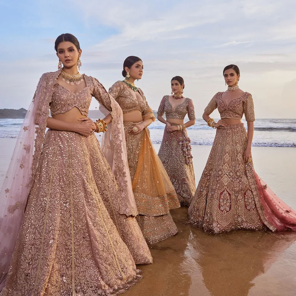 Formal wear,Waist,Bridal Clothing,Gown,Haute couture,Tradition,Fashion design,Fashion Model,One-piece garment,Model